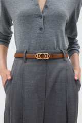 Profile view of model wearing the Oroton Juliette Smooth Reversible Belt in Black/Cinnamon and Premium smooth leather for Women .